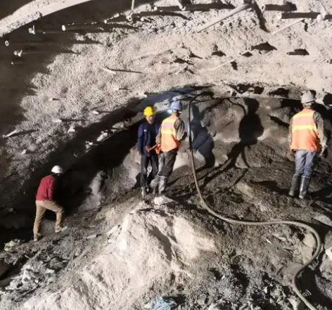 利通隧道拱顶带模注浆料，微膨胀注浆料的特点及施工工艺